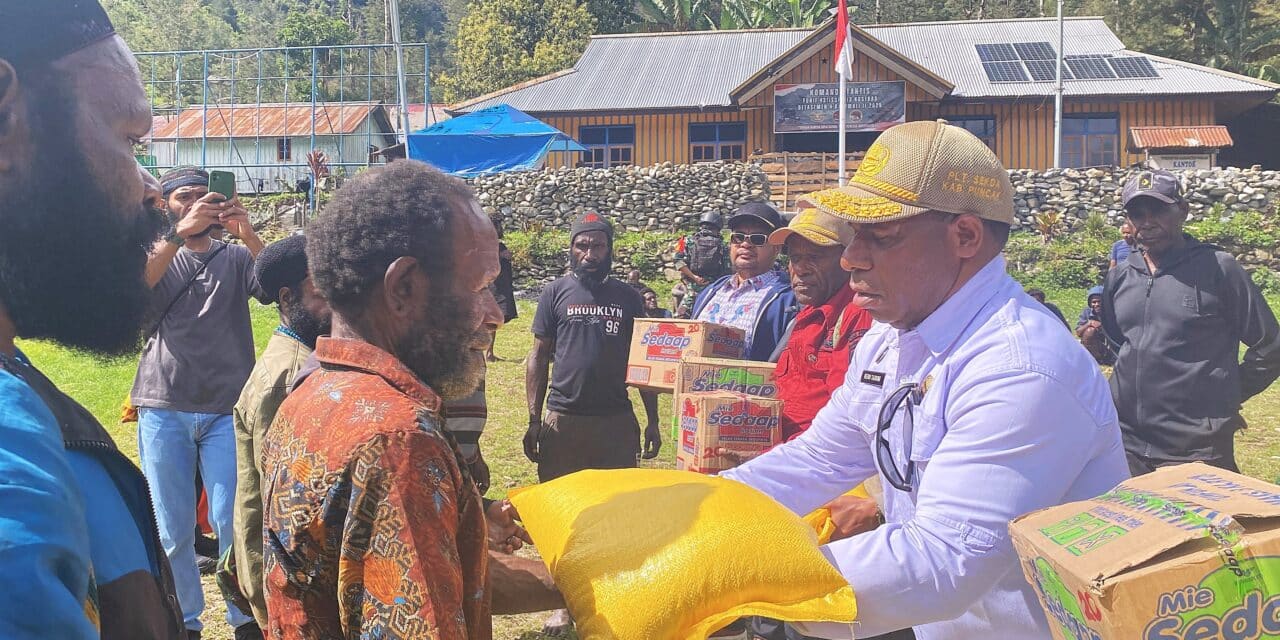 Peduli Korban Bencana Alam Wangbe, Pemda Puncak Serahkan Bantuan Bahan Makanan