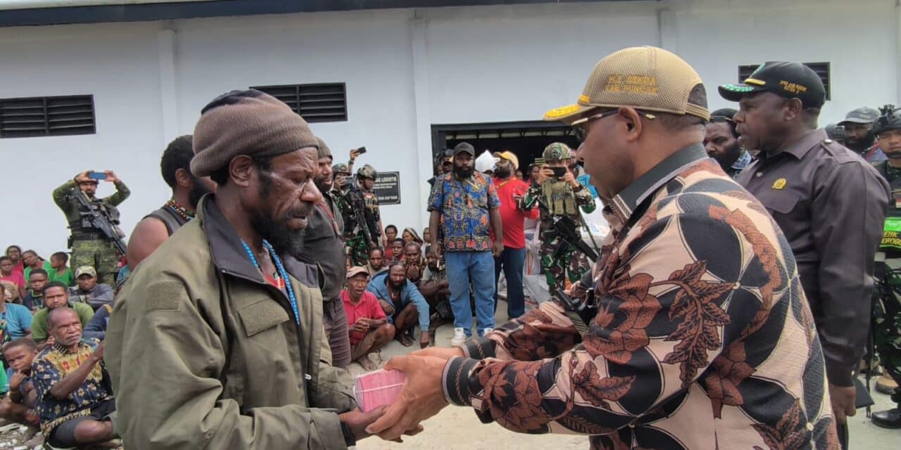 Sekda Nenu Tabuni Serahkan Santunan Korban Penembakan di Yugumuak dan Bantuan Beras Kepada Pengungsi Sinak