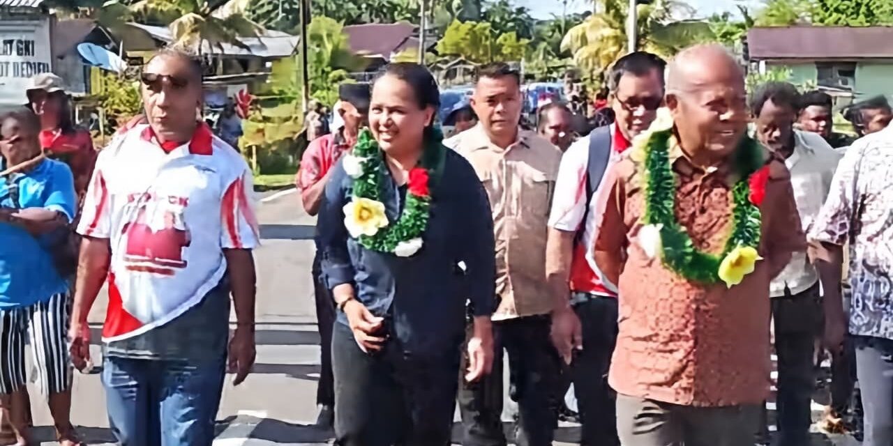 Warga Kampung Dedifu Biak Barat, Constant Karma Disambut Adat Menuju Kampanye di Supiori