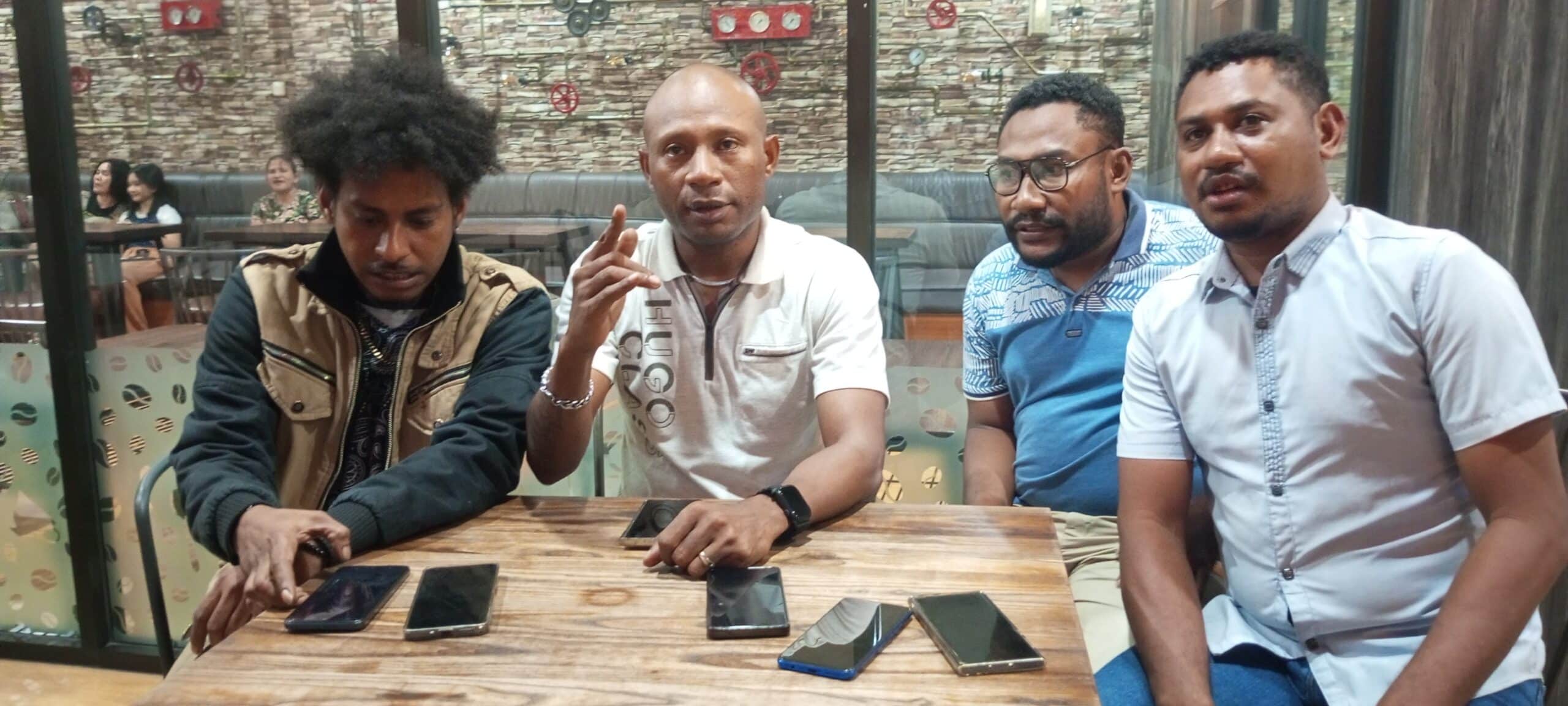 Sejumlah Intelektual Muda asal Kabupaten Waropen yang berbicara kepada media di Jayapura, Selasa (17/06/2025) tersebut yakni Michael Sineri, Silas M.Imbiri, Herlans Erari dan Lukas B. Ruatakurei.