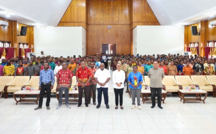 Gubernur Meki Nawipa Minta Para Sarjana Pendidikan Pulang Mengabdi di Kampung