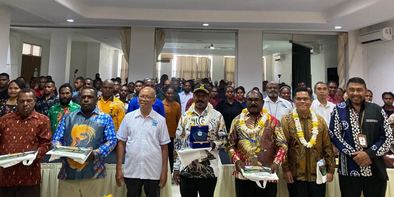 Wakil Bupati Naftali Akawal Resmi Serahkan 123 Calon Mahasiswa Puncak Kepada Yayasan Binterbusih