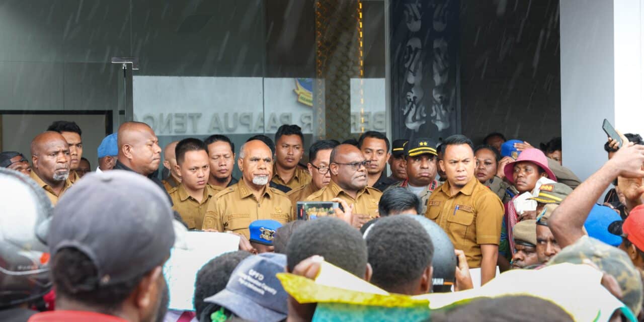Temui Massa Pencaker Yang Tak Lulus CPNS 2024, Ini Solusi Gubernur Meki Nawipa