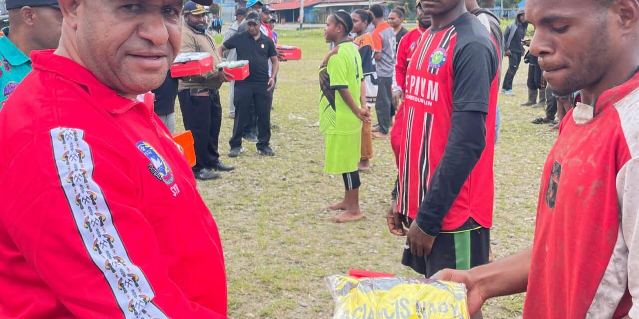 Sekolah Sepak Bola di Pegubin Terima Bantuan 376 Pasang Jersey dan Sepatu Dari Ibu Bupati