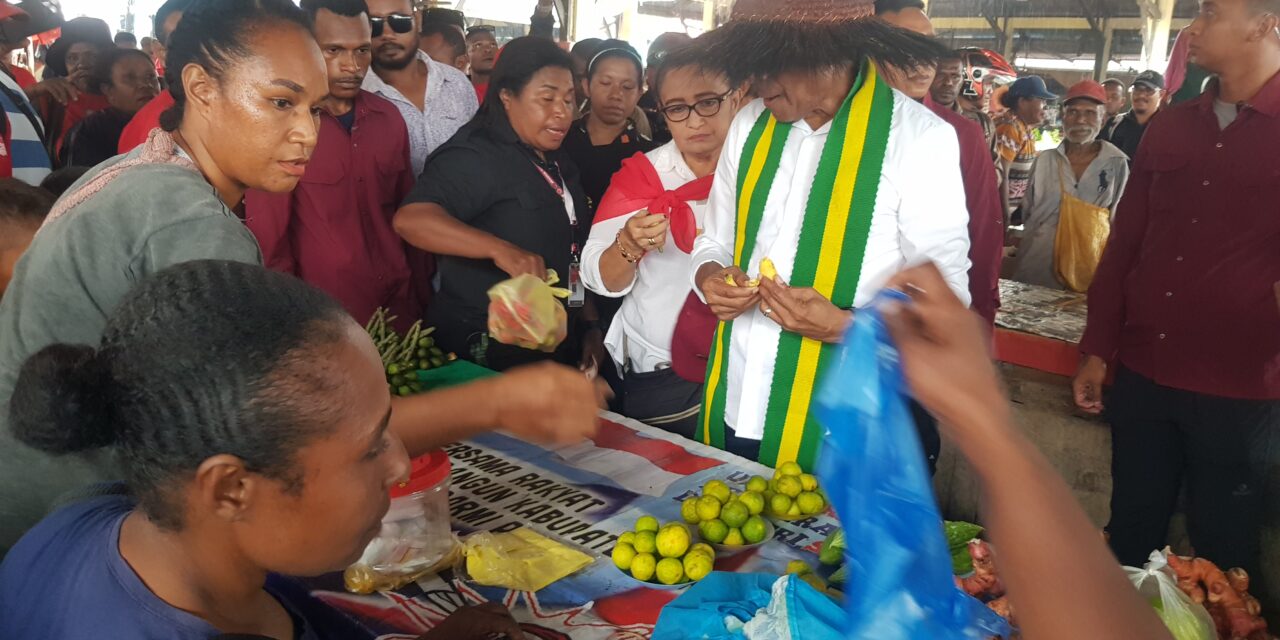 BTM dan Istri Belanja di Pasar Mararena, Warga Sarmi Semarak Teriakan Dukungan 