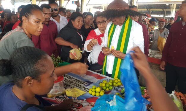 BTM dan Istri Belanja di Pasar Mararena, Warga Sarmi Semarak Teriakan Dukungan 