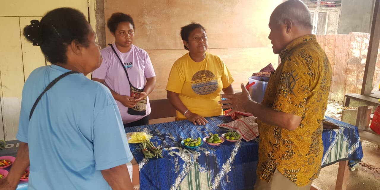 Blusukan di Pasar Yenburwo, Constant Karma Terima Harapan Mama Pedagang Pulau Numfor 