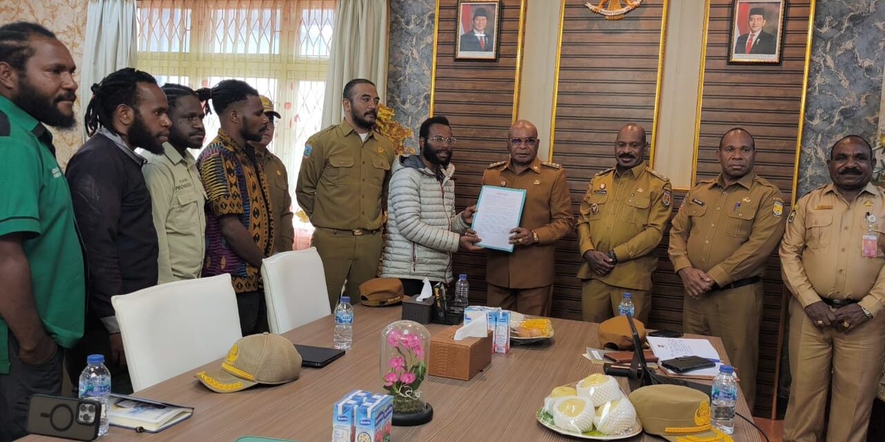 Mahasiswa Puncak Cabut Kembali Mosi Tidak Percaya, Bupati Elvis Tabuni Tegaskan Siap Cairkan Dana Beasiswa