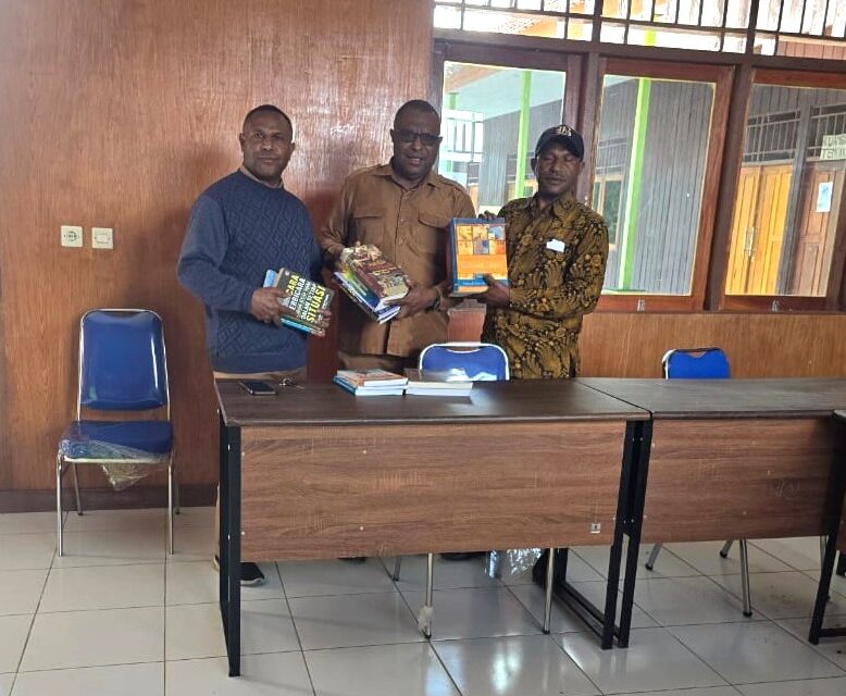 Dukung Literasi di Universitas Okmin Papua, Kepala Bapperida Pegubin Serahkan Bantuan 100 buku