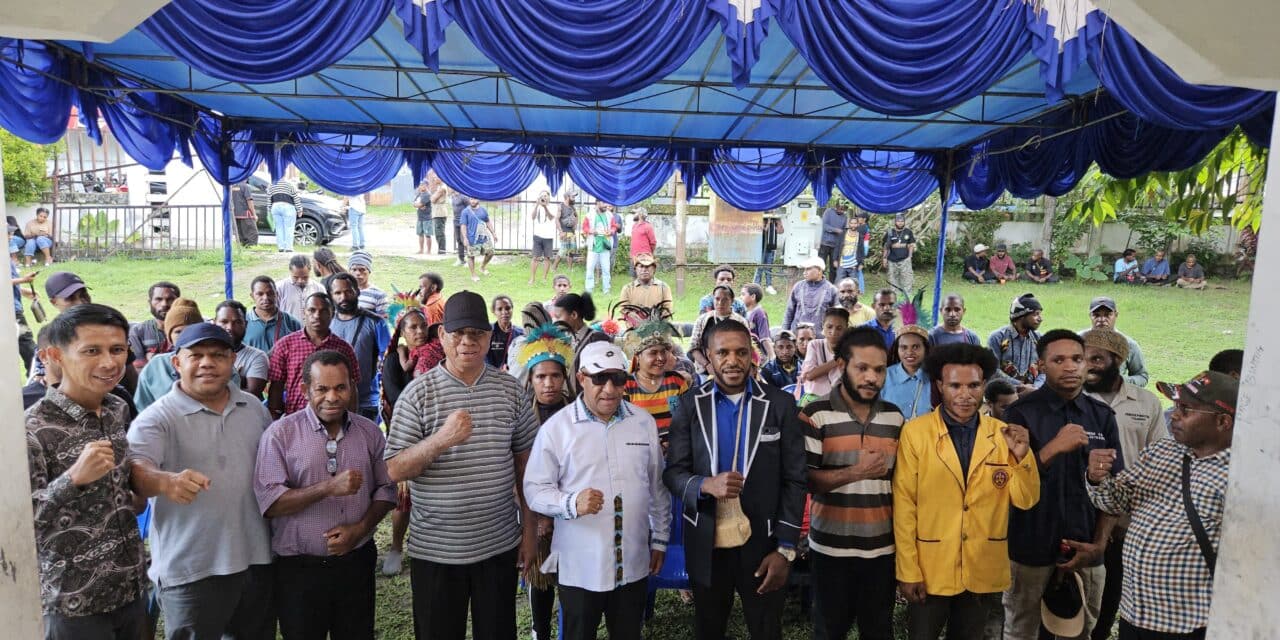 Berkunjung Ke Manokwari, Bupati Spei Bidana Motivasi Mahasiswa dan Serahkan Bantuan