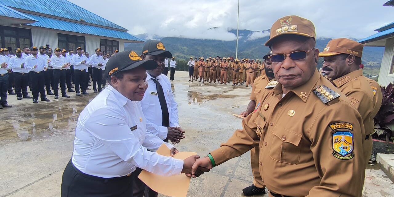 Serahkan SK Kepada 204 CPNS Puncak, Bupati Elvis: “Jadilah Cahaya di Tempat Tugasmu!”