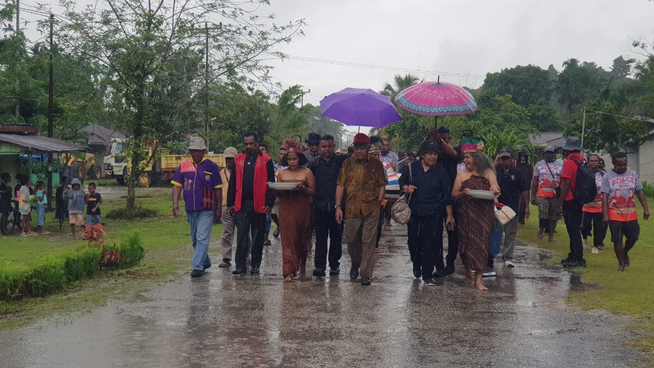 Ratusan warga Pulau Numfor berjalan kaki mengarak calon Wakil Gubernur Papua nomor urut 1, Constant Karma dan istri menuju tempat istirahat. Meski cuaca hujan, semangat warga tak surut menemani pemimpinnya yang telah mereka nantikan.