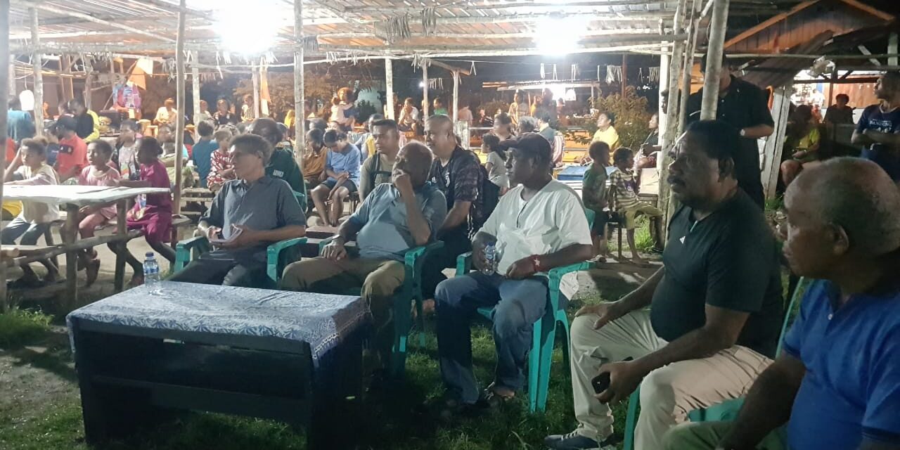 Constant Karma dan Istri Berbagi Keakraban di Malam Hiburan Rakyat Pulau Numfor 
