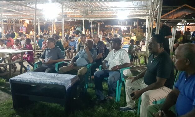 ‎Constant Karma dan Istri Berbagi Keakraban di Malam Hiburan Rakyat Pulau Numfor  ‎