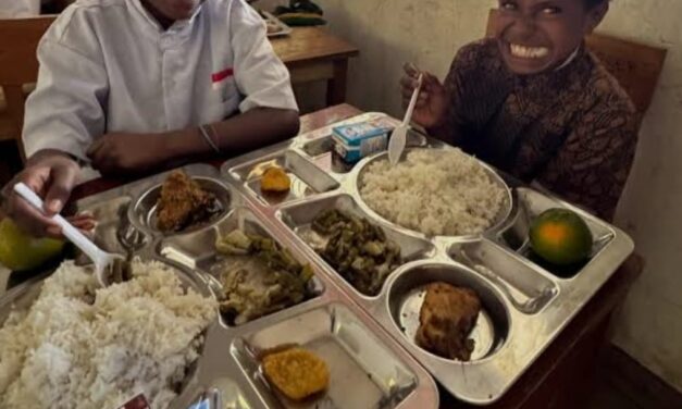 ‎Natalius Pigai Sebut MBG Langkah Nyata Membangun Generasi Sehat di Papua  ‎