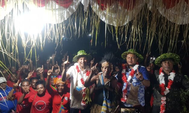Masyarakat Adat Betaf Suku Manirem Sambut BTM dengan Adat dan Dukung Penuh BTM-CK di Pilgub Papua