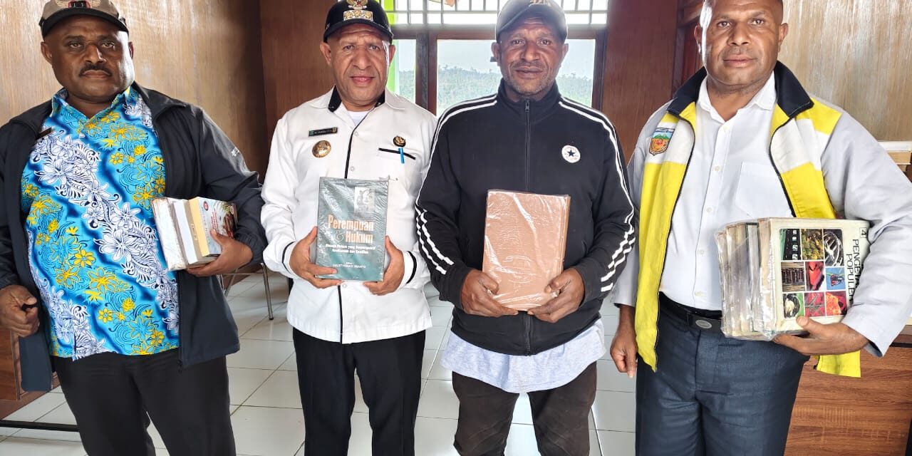 Target Sumbang 1.000 Buku ke UOP, Bupati Spei Bidana Kembali Serahkan 30 Buku