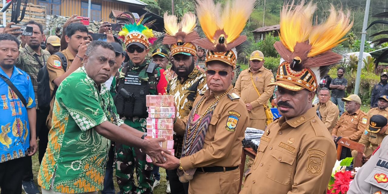 Kunjungi Beoga, Bupati Elvis Tabuni dan Wabup Naftali Akawal Bagi Dana Desa dan Serap Aspirasi Masyarakat