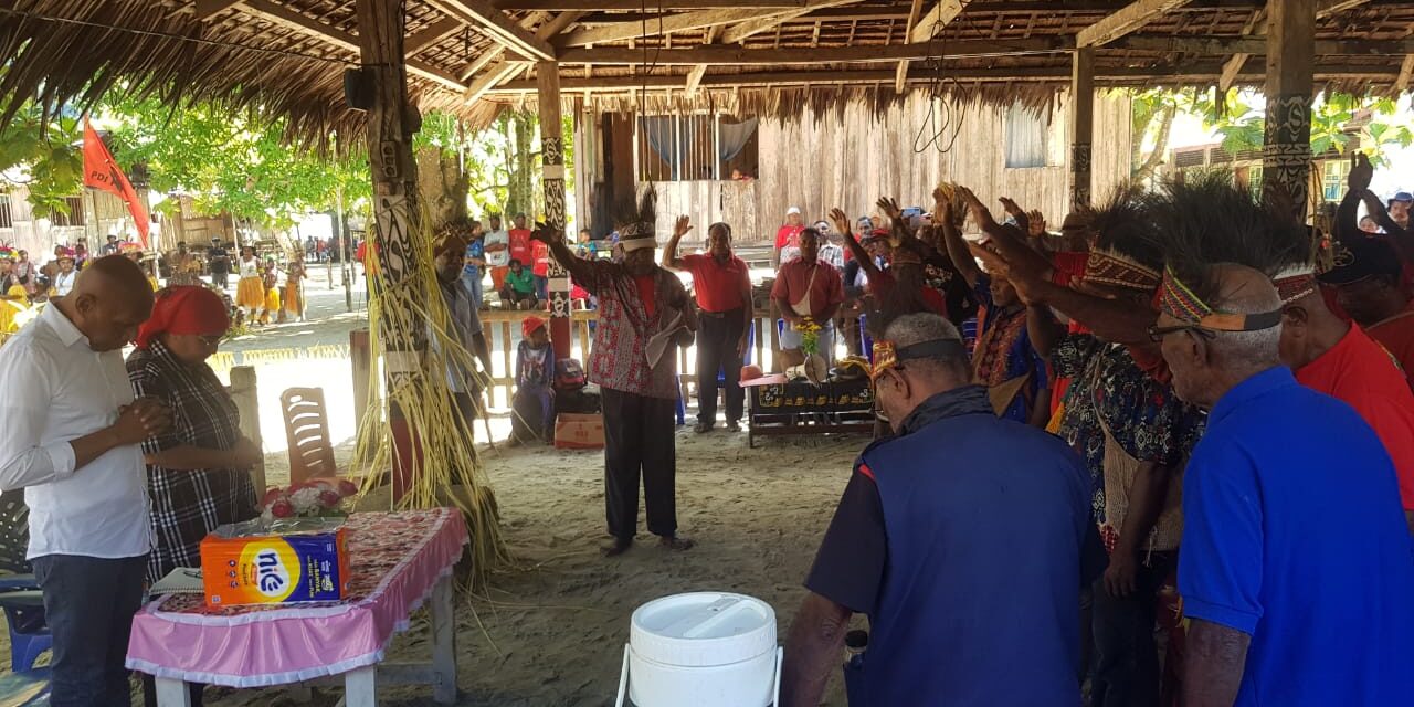 Disambut Adat Sakral di Yokari, BTM Siap Libatkan Pemangku Adat Bangun Papua