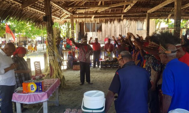 Disambut Adat Sakral di Yokari, BTM Siap Libatkan Pemangku Adat Bangun Papua