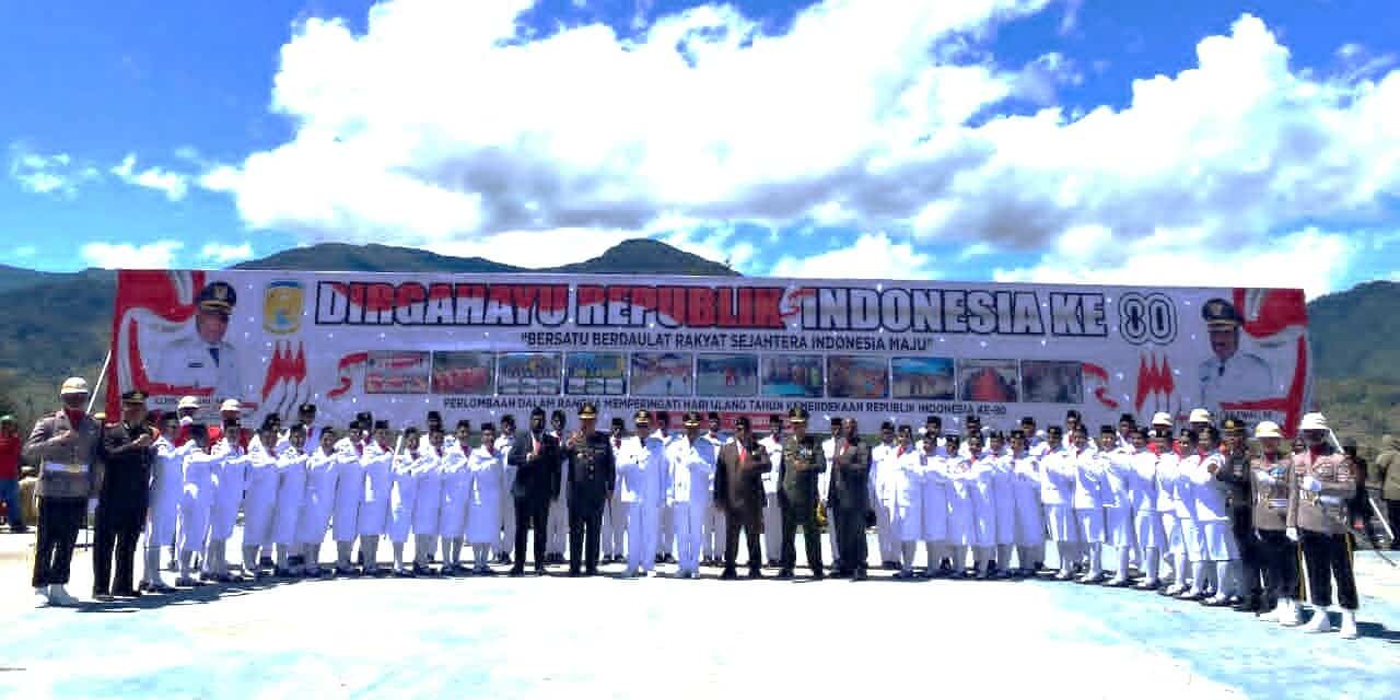 Bupati Puncak Sukses Pimpin HUT Kemerdekaan RI dan Serahkan Bantuan Untuk Sekolah alkitab