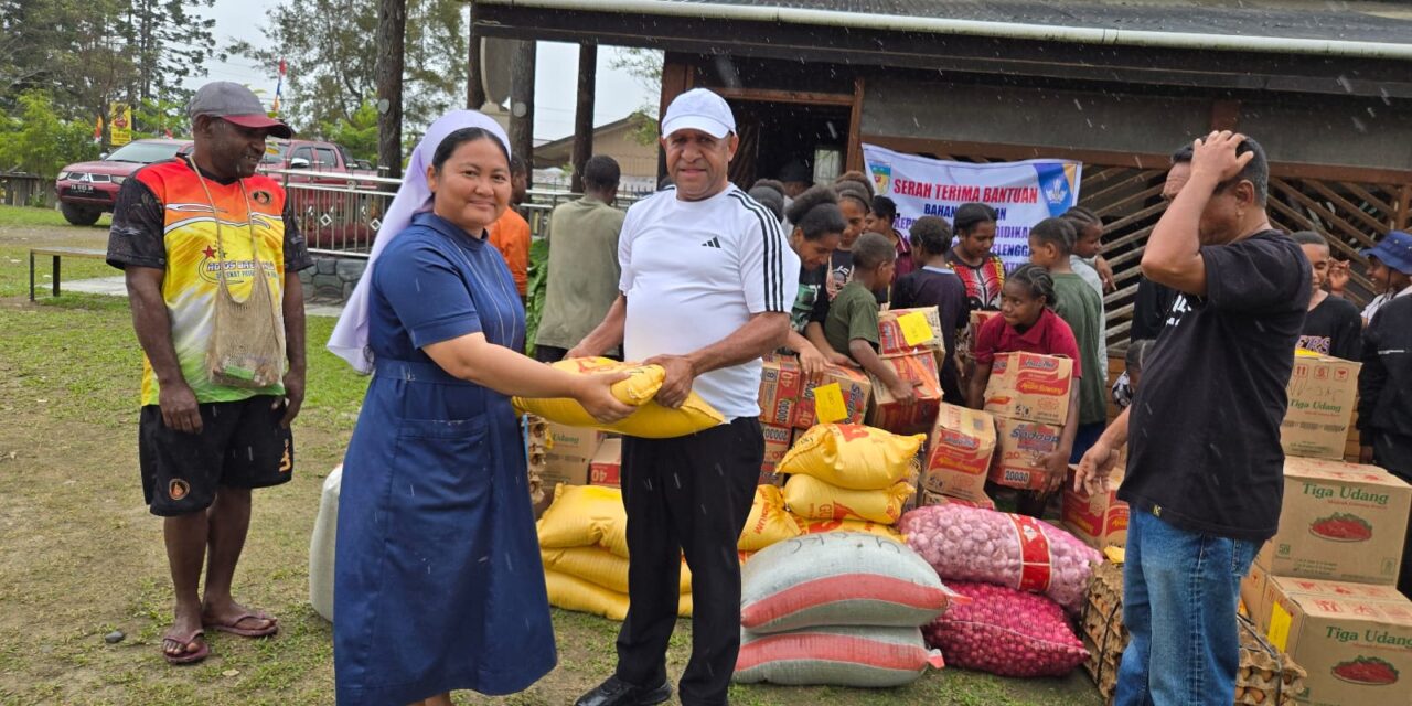 Serahkan Bantuan Sembako Ke Sejumlah Asrama di Oksibil, Bupati Spei Minta Anak-Anak Displin Belajar