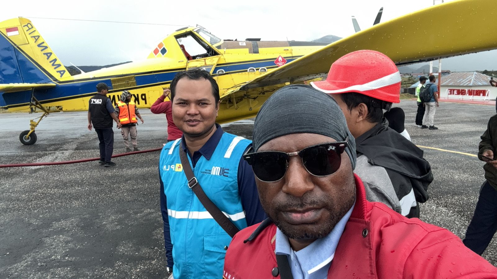Bupati Paniai Yanpit Nawipa bersama seorang pegawai PLN Deiyai di Bandara Timika foto bersama sebelum terbang ke Waghete mengangkut BBM.