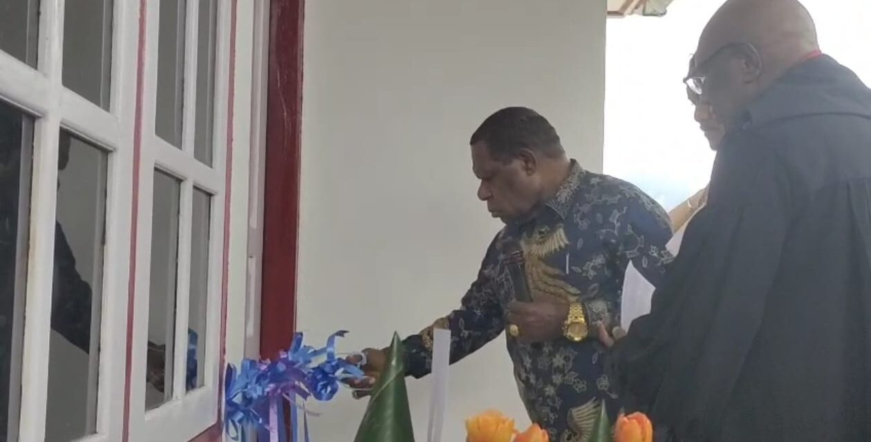 Bupati Mamteng Hadiri Peresmian Rumah Pastori Jemaat GKI Kairos Kobakma dan Serahkan Bantuan Dana