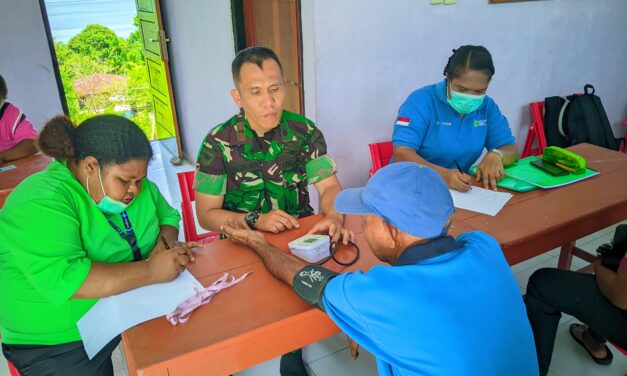 YONIF TP-810/BEM Bekerjasama dengan Puskesmas Waibhu Berikan Layanan Kesehatan Kepada Lansia
