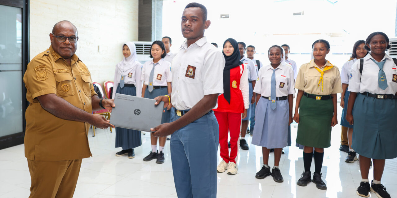 Gubernur Meki Nawipa Apresiasi Paskibraka Papua Tengah 2025 dengan Hadiah 40 Laptop