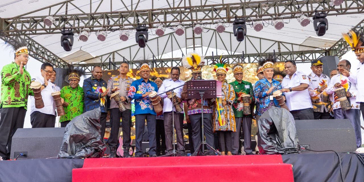 Pemprov Papua Tengah Gelar Festival Budaya Pelajar: Simbol Persatuan dan Harmoni Dalam Dentuman Tifa