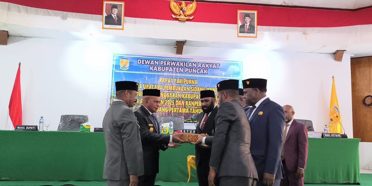 Bupati Elvis Tabuni Jelaskan Rancangan Perubahan APBD TA 2025 Kepada DPRK Puncak