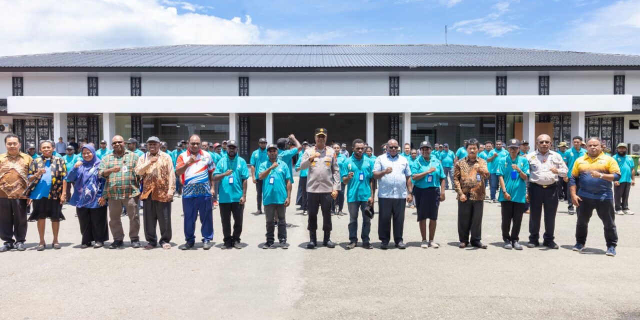 Kurangi Pengangguran, Gubernur Papua Tengah Lepas 120 OAP Ikut Pelatihan Tenaga Kerja Ke Luar Papua