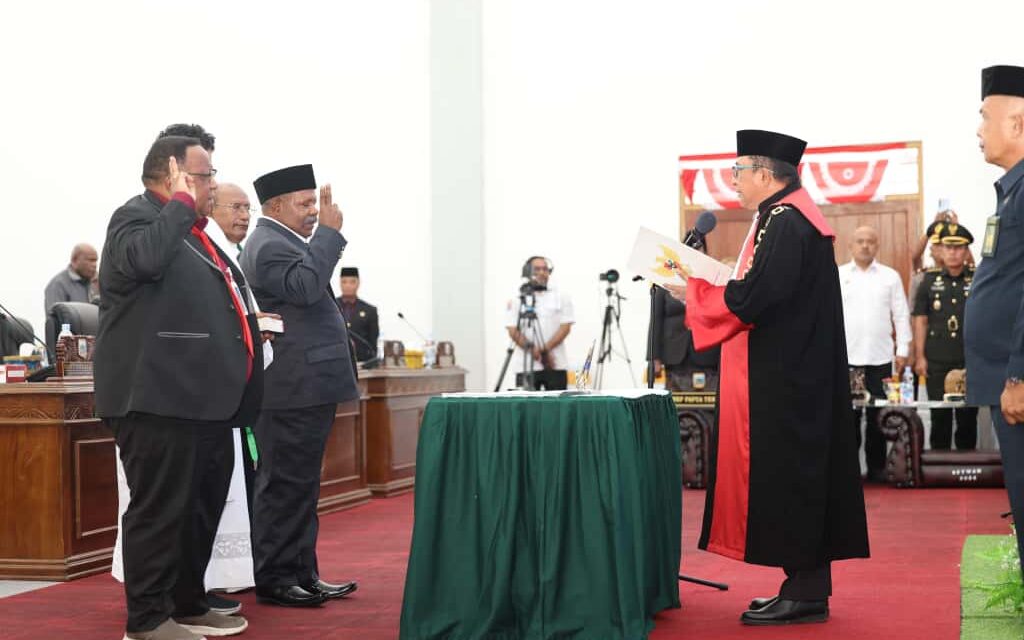 Pesan Wagub Deinas Geley di Pengucapan Sumpah Wakil Ketua IV dan Anggota DPR Papua Tengah: “Jaga Amanah Konstitusional”