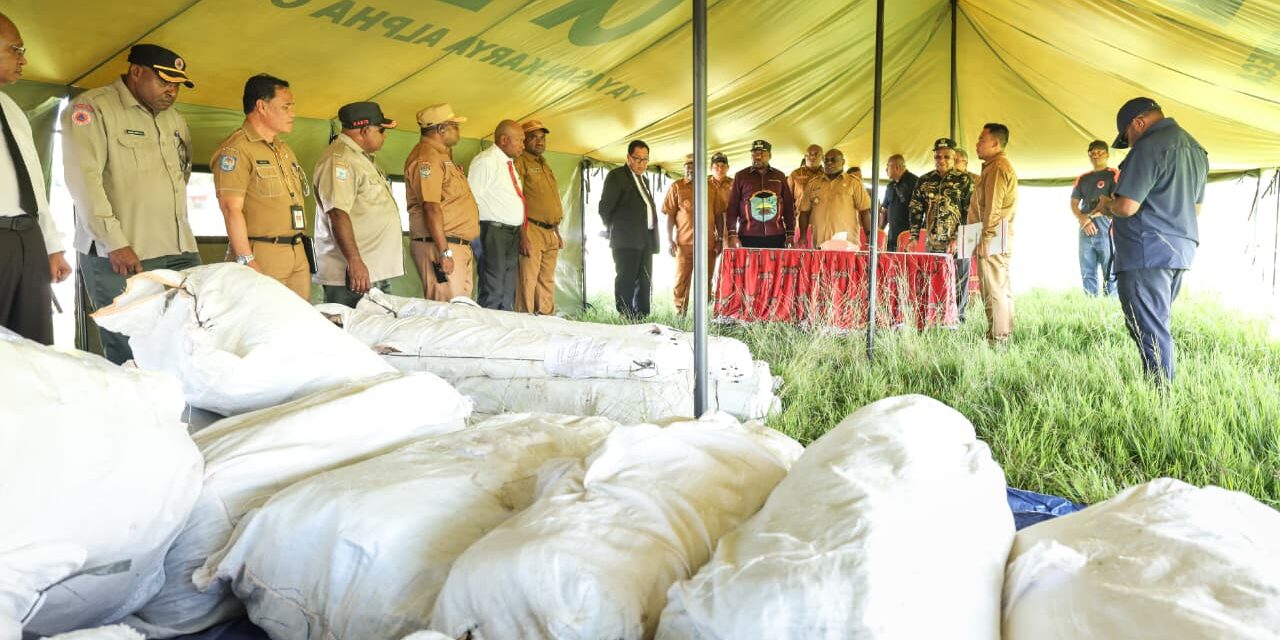 Pemprov Papua Tengah Salurkan Tenda Bantuan dari Yayasan Alfa Omega ke 3 Kabupaten