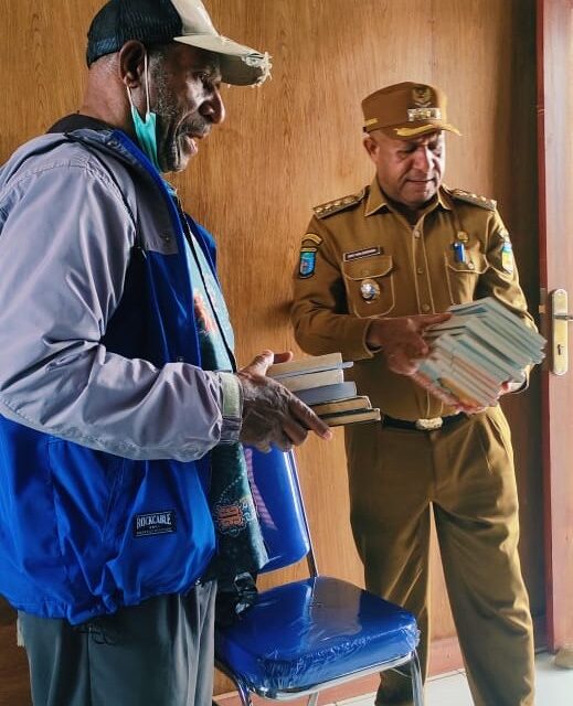 Bupati Spei Bidana Sudah Sumbang 261 Buku Untuk Universitas Okmin Papua