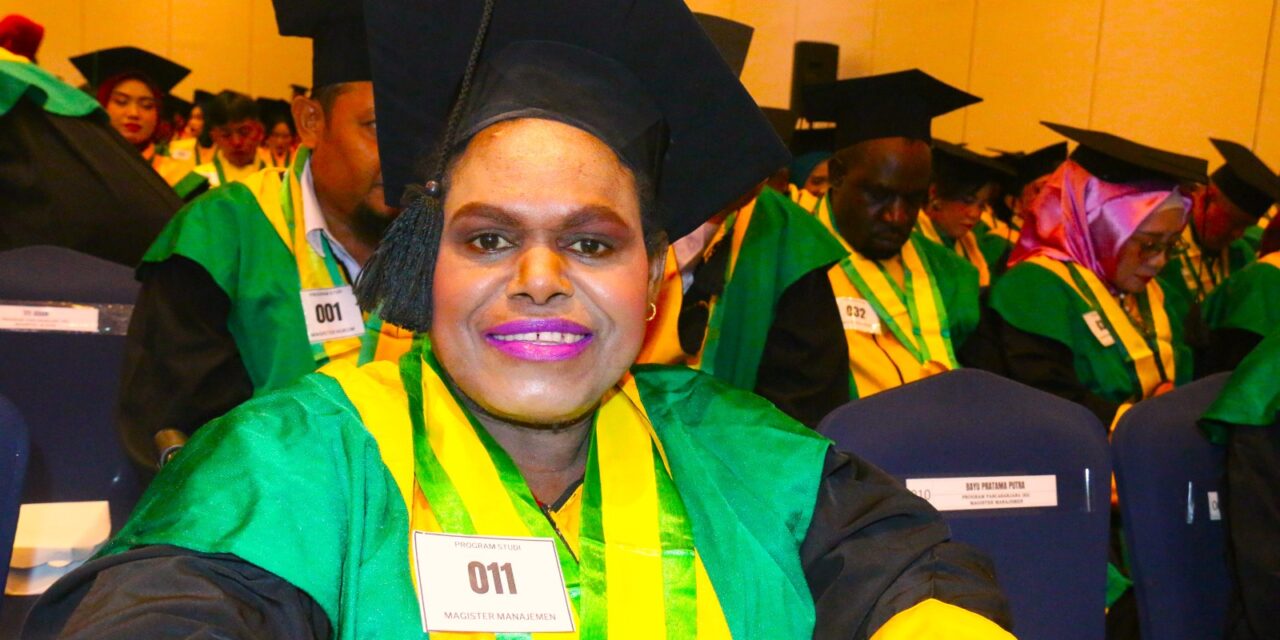 Kepala BKPSDM Papua Tengah Raih Gelar Magister Manajemen Dengan Prestasi Cum Laude di UNIYAP