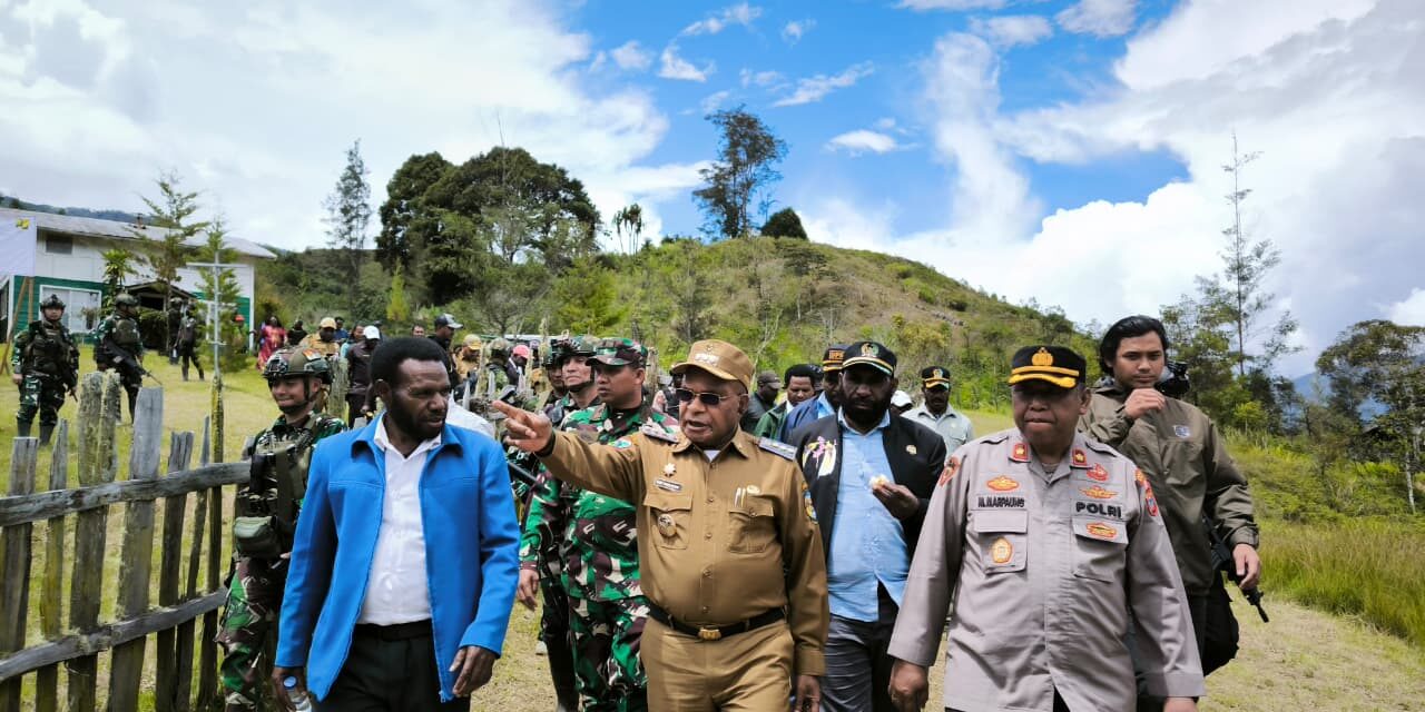Kenang Sejarah Injil Buka Peradaban Masyarakat Puncak, Bupati Elvis Tabuni Bangun Tugu Injil Masuk di Ilaga