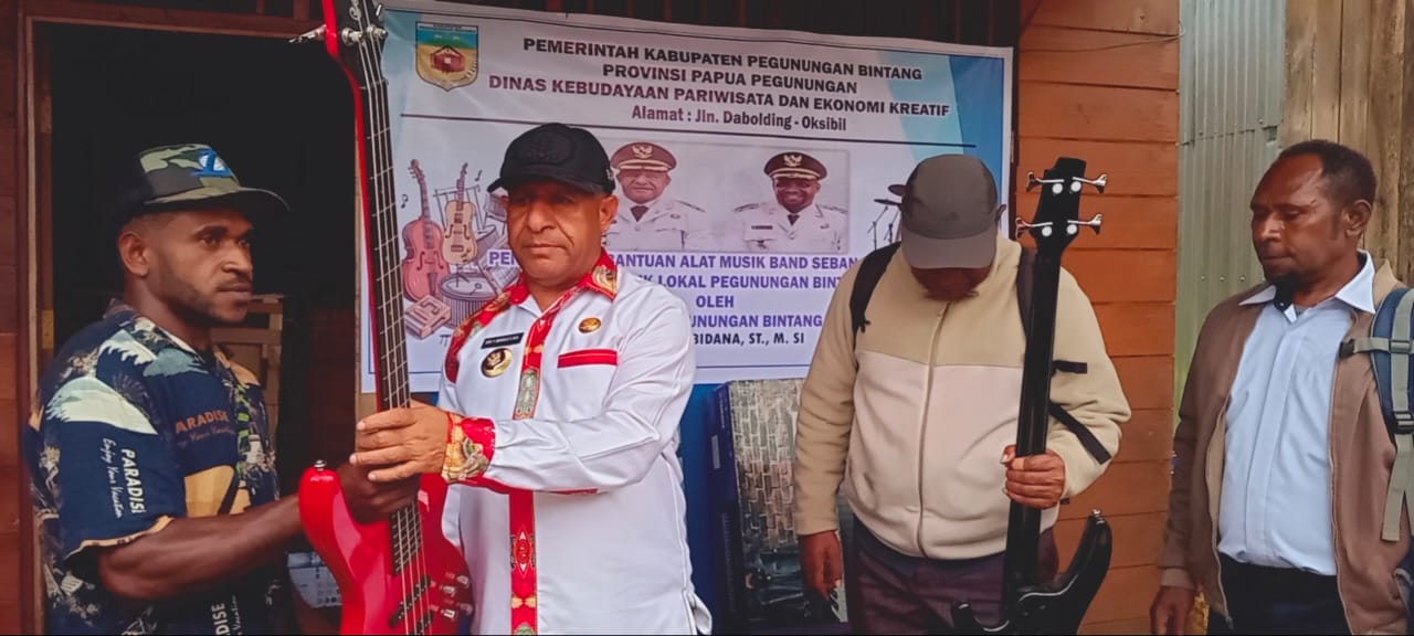 Bupati Spei Bidana: “Teruslah Berkarya Sampaikan Pesan Universal Lewat Musik dan Promosikan Budaya Kita”
