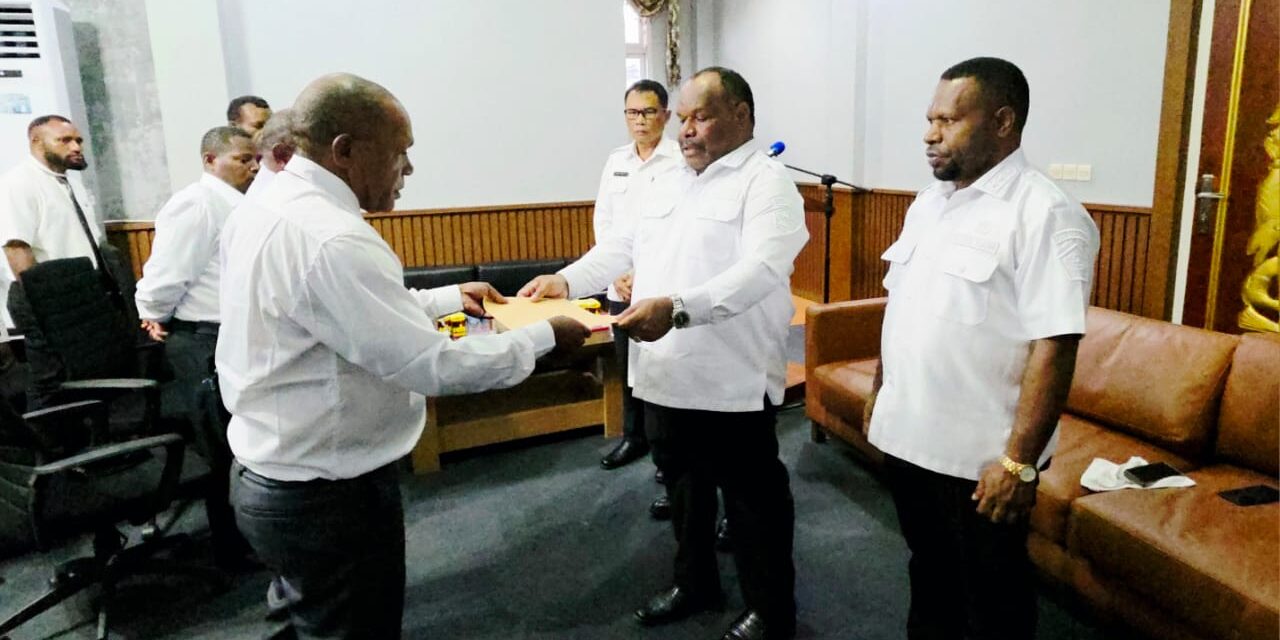 Bupati Yahukimo Serahkan SK Plt kepada 50 Kepala Distrik: Penegasan Reformasi Pelayanan Hingga Pengawasan Dana Desa