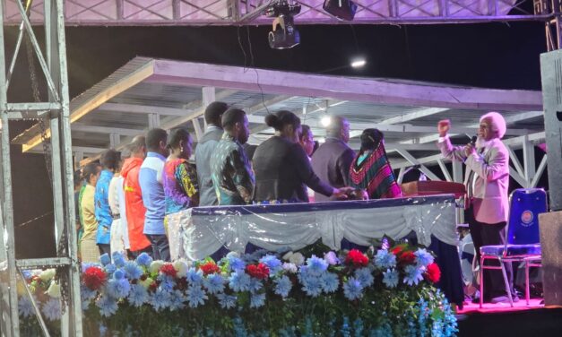 Pdt. Lipiyus Biniluk Serukan Hidup Mengandalkan Tuhan di Ibadah Syukur HUT ke-10 GIDI Jemaat Eden