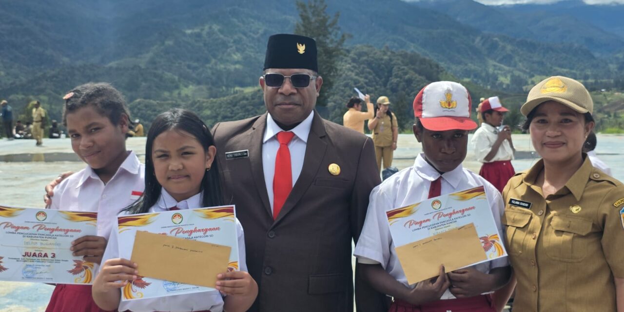 Sekda Puncak Nenu Tabuni Serahkan Hadiah Lomba DWP dan Bantuan Pendidikan di Hari Pahlawan Nasional