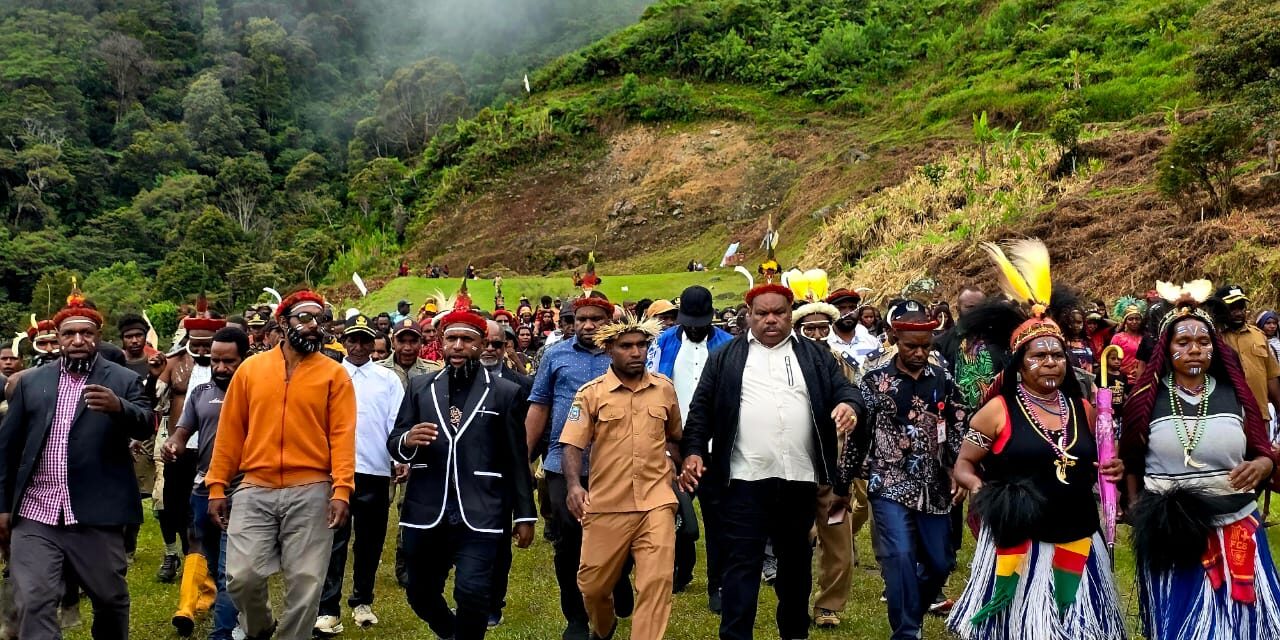 Menembus Isolasi, Menghadirkan Layanan: Bupati Didimus Yahuli Resmikan Dua Puskesmas Baru di Hogio dan Uka