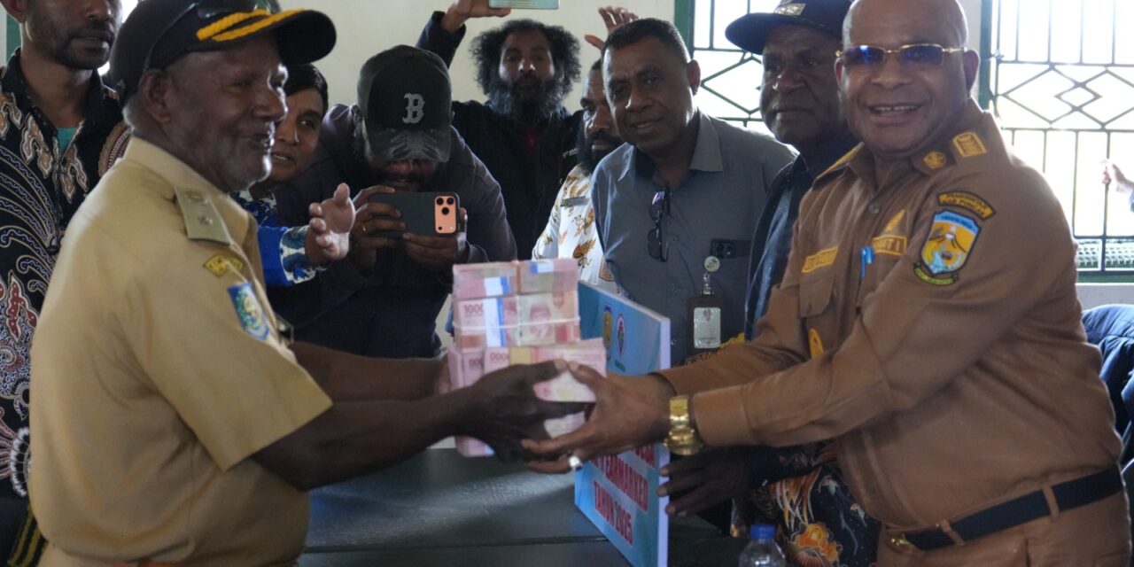 Bupati Puncak Resmi Serahkan Dana Desa Tahap II Sebesar Rp 53 Miliar