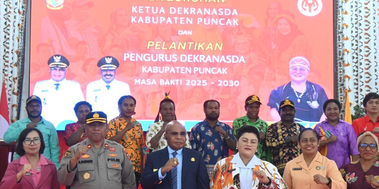 Bupati Puncak Kukuhkan Ny. Sujatinah Elvis Tabuni Sebagai Bunda PAUD, Ketua Dekranasda, dan Ketua TP Posyandu