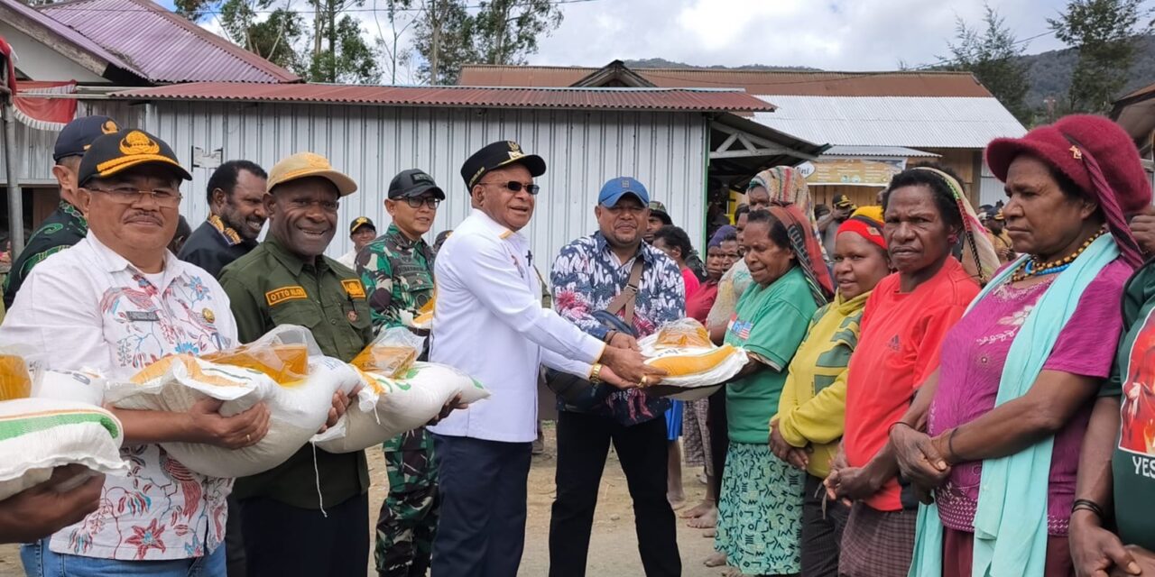 Serahkan Bantuan Beras, Bupati Elvis Minta Masyarakat Puncak Tetap Berkebun Demi Jaga Pangan Lokal
