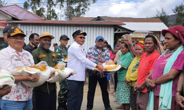 Serahkan Bantuan Beras, Bupati Elvis Minta Masyarakat Puncak Tetap Berkebun Demi Jaga Pangan Lokal