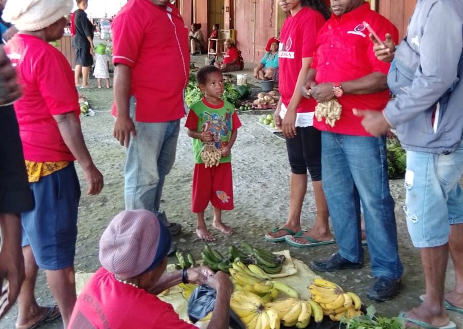 Bangkitkan Ekonomi Rakyat, DPC PDIP Pegubin Ajak Belanja di Pasar Baru Mimalkatop