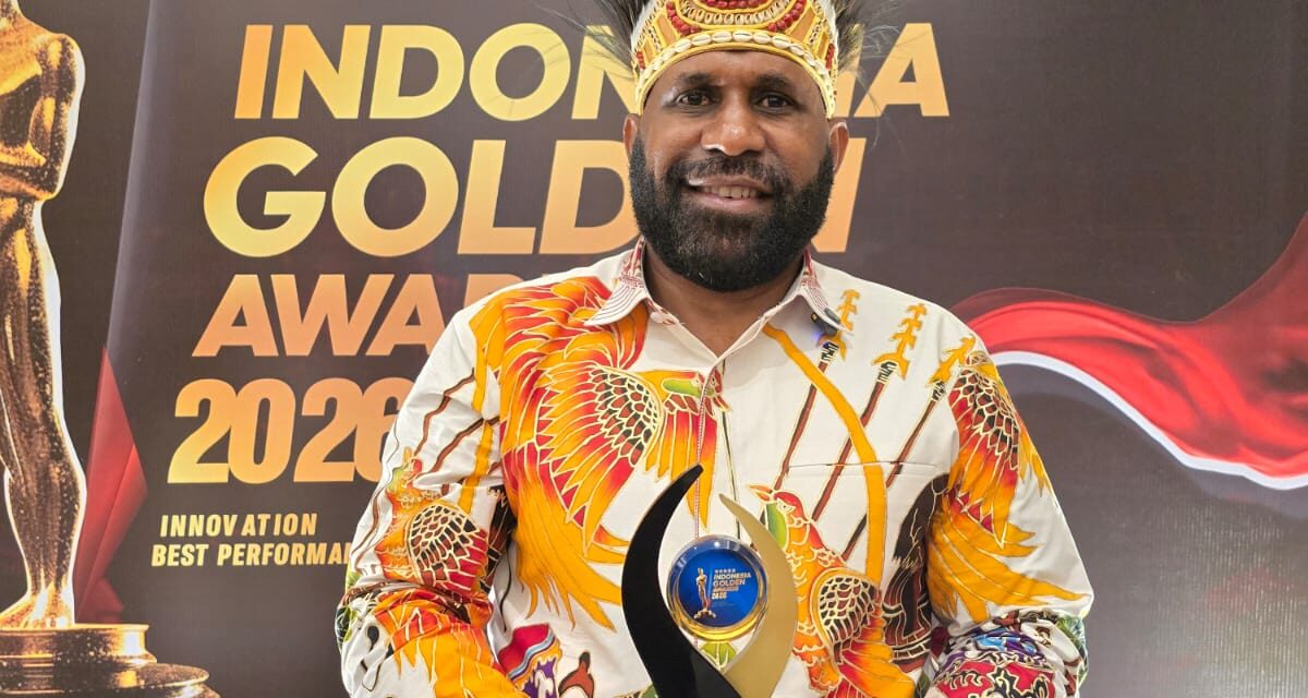 Thomas Tabuni Terima Penghargaan The Best Legislative Indonesia Golden Award 2026