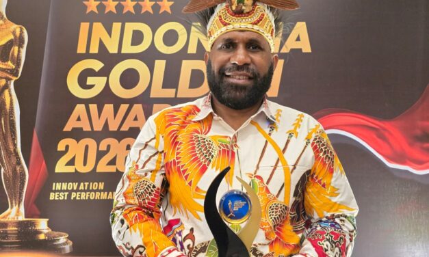 Thomas Tabuni Terima Penghargaan The Best Legislative Indonesia Golden Award 2026